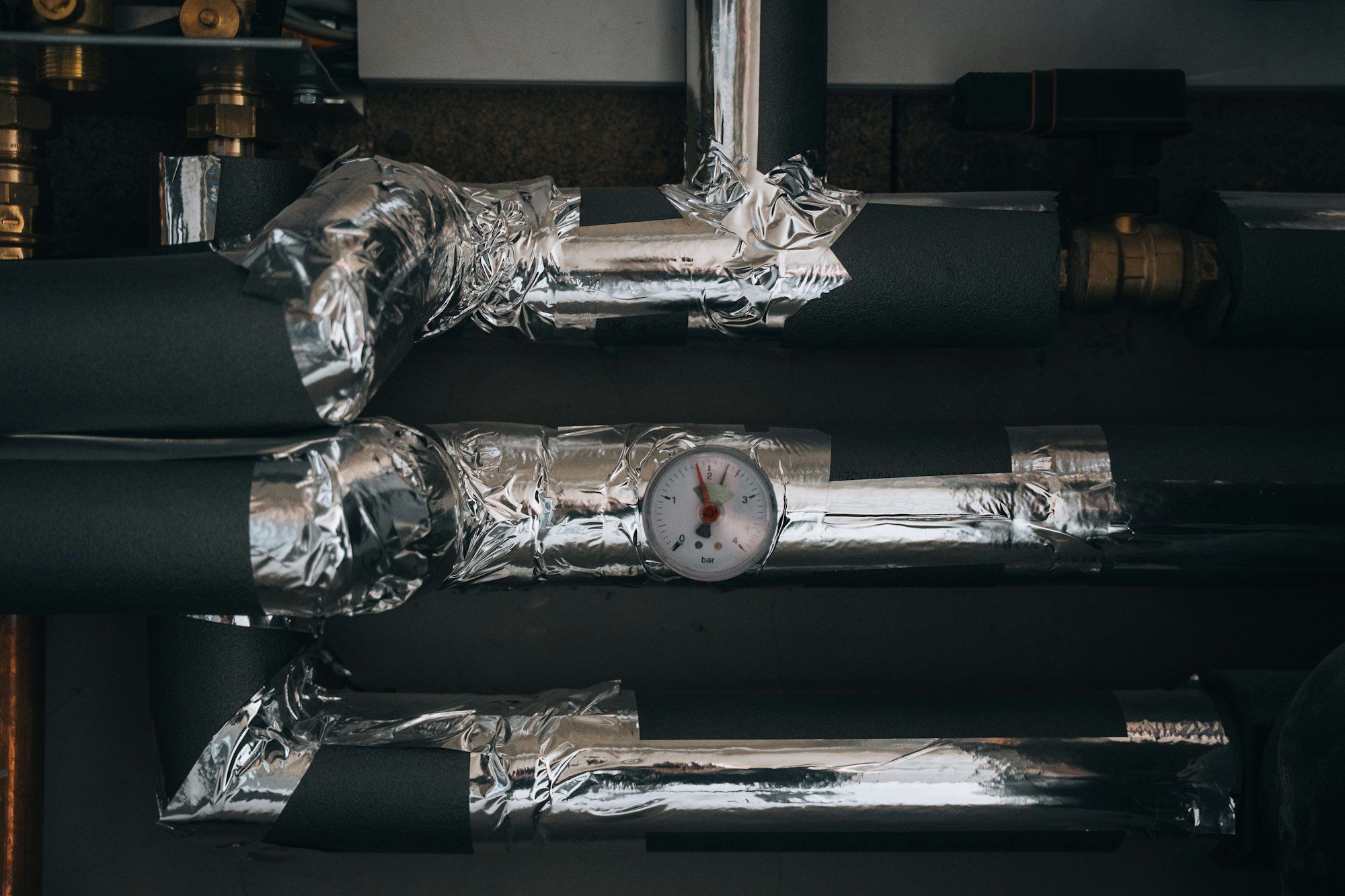 Insulated heating lines with a pressure gauge