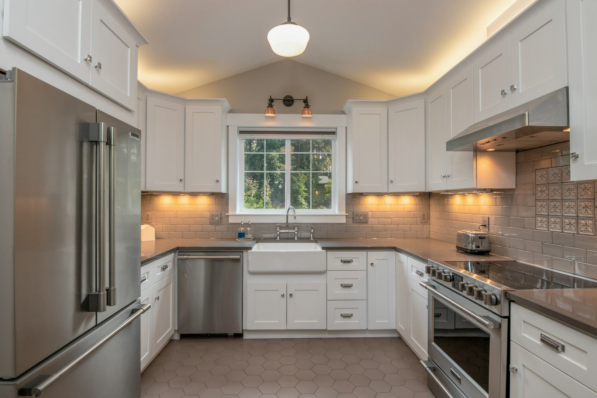 U-shaped shaker kitchen with a farmhouse sink